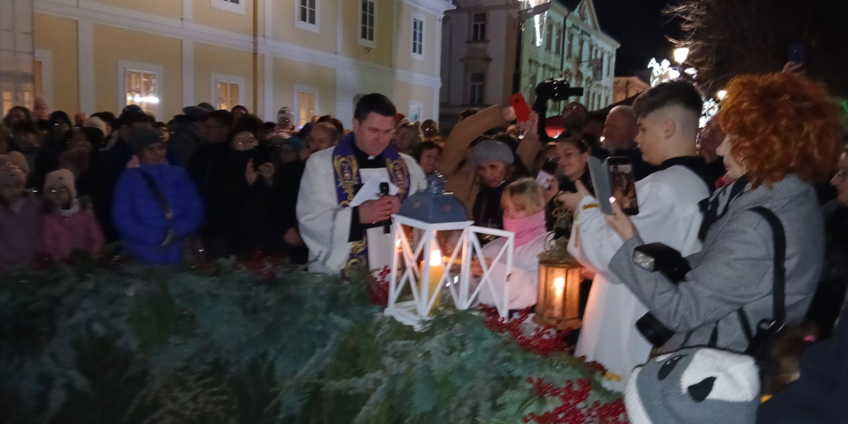 [FOTO] Adventsku svijeću u Bjelovaru upalili su Pastirići i donijeli nadu