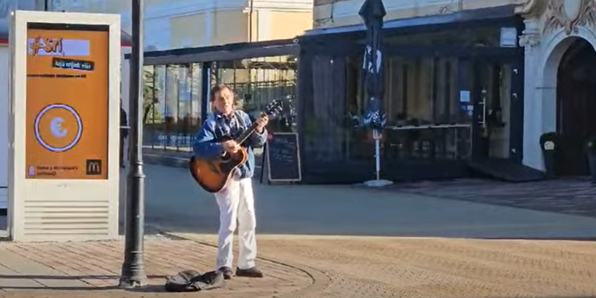 [VIDEO] Prvi vjesnik proljeća: Na bjelovarskom korzu zasvirao poznati 'Frenki'