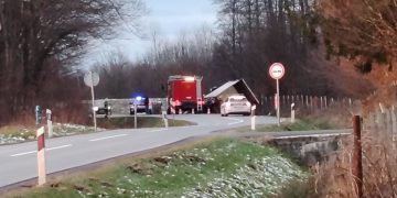 Kamion sletio s ceste, vatrogasci i policija na terenu