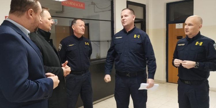 [FOTO] Vatreni doček: županijski policajci primili dojavu, a vatrogasci gasili dva požara