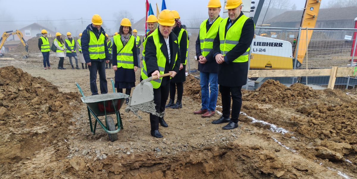 [FOTO] Na gradilištu 'teškom' 5,5 milijuna eura postavljena vremenska kapsula. Evo što u njoj piše
