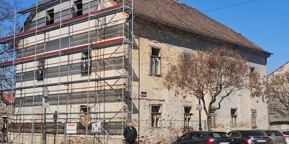 Skele su građani priželjkivali: Kreće li obnova oronule zgrade u centru grada?