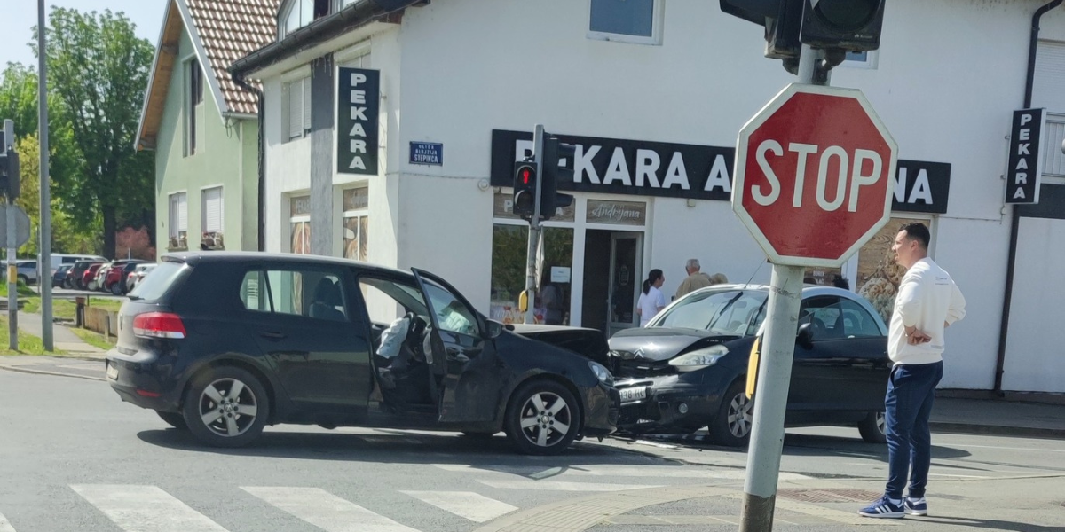 UPRAVO: Sudar na semaforu u centru grada
