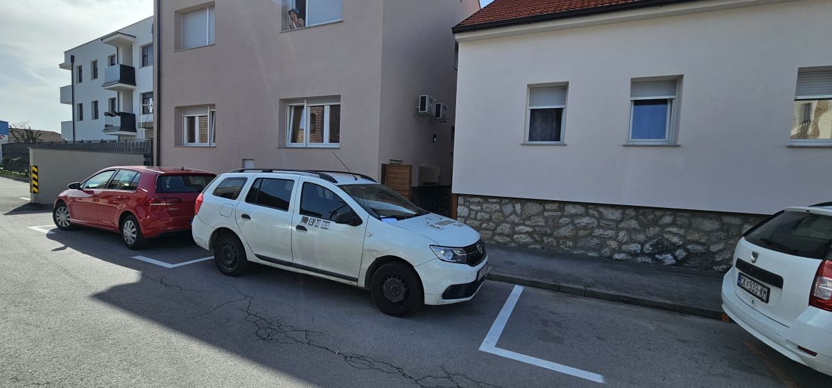 Stanari ulice u centru ogorčeni novom regulacijom: Pa gledajte gdje se oni sad parkiraju!