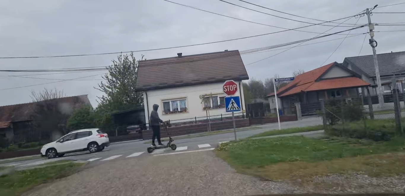 [VIDEO] Kamikaza na cesti: Pogledajte šokantnu snimku prelaska zebre na romobilu