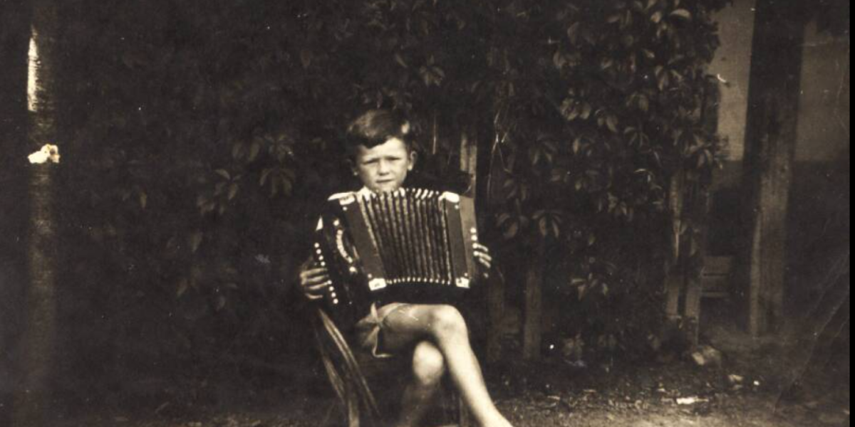 Znate li tko je dječak s fotografije? Nedužno svira svoju harmoniku, a jednog dana bit će vrlo poznat u svom kraju!