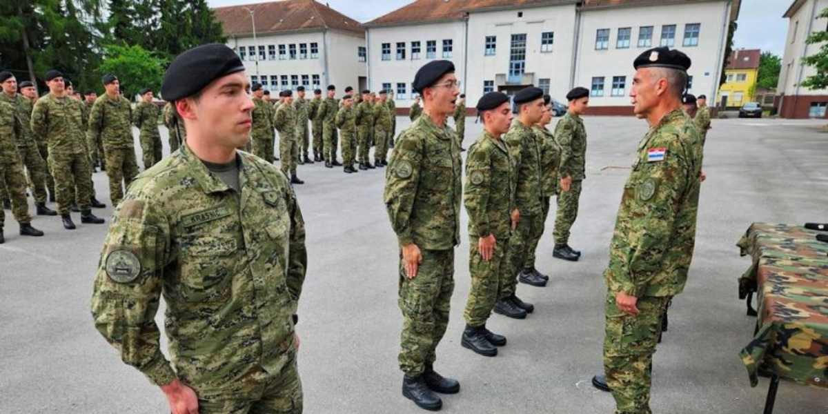[FOTO] Crne beretke uručene novoj generaciji Topničko-raketne bojne, pogledajte kako je bilo na svečanosti