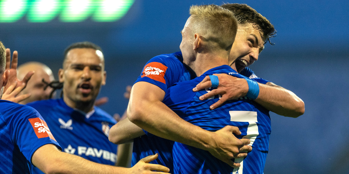 Dinamo deklasirao Slaven i ostao u utrci za naslov