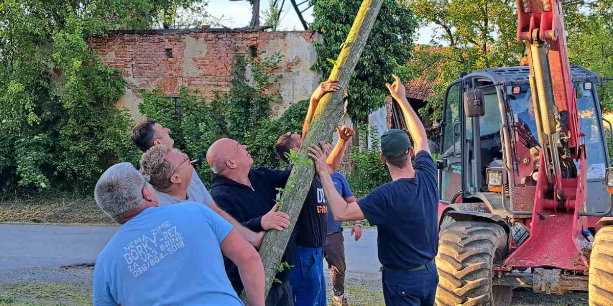 [FOTO] U Antunovcu podignut majpan povodom Međunarodnog praznika rada
