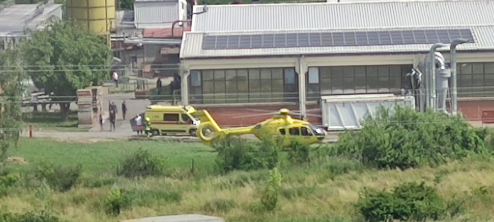 [VIDEO] U eksploziji u Čazmi jedna osoba poginula, a dvije teško ozlijeđene. Stigao i helikopter hitne pomoći.