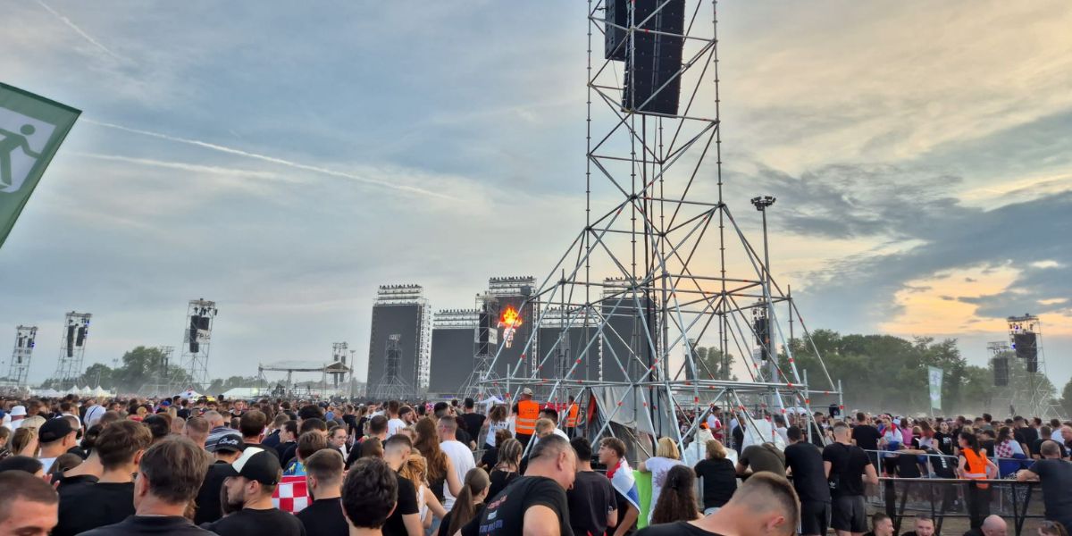 [FOTO] Samo što nije počelo: Sve oči večeras su uprte prema spektaklu na Hipodromu