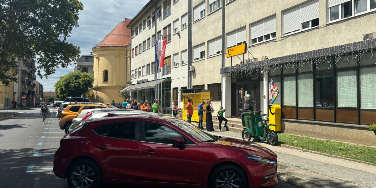 Velik red pred poštom usred ljeta: Zna li itko zašto?