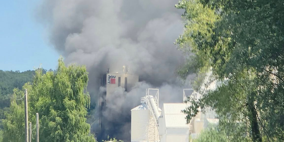 Veliki požar u tvornici građevinskog materijala