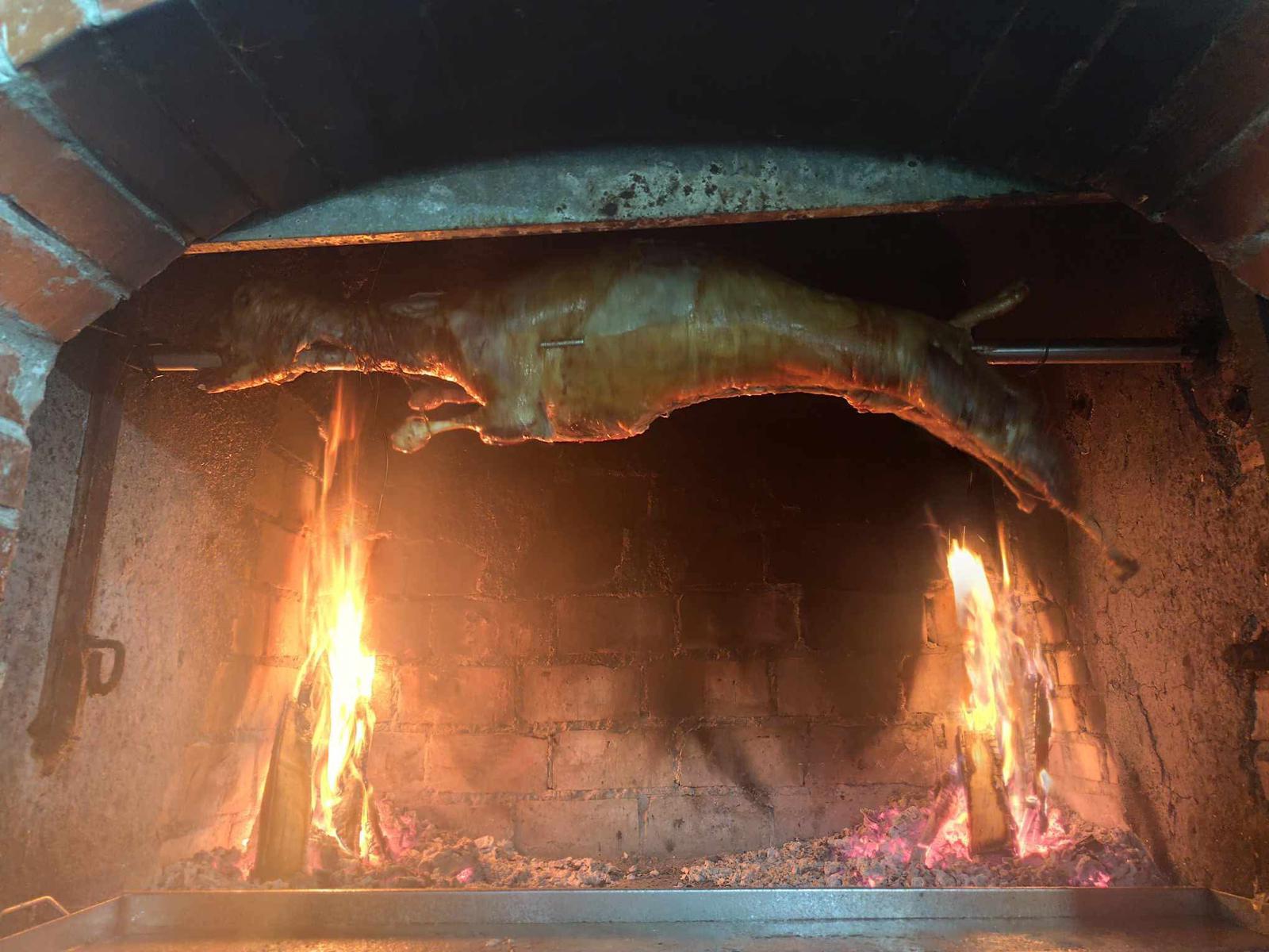 Ima li inflacije? Evo koliko danas košta kilogram pečenog odojka i janjetine u Novoj Rači