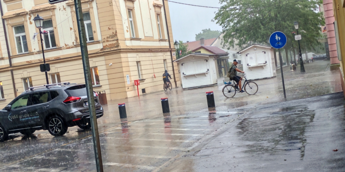 [FOTO/VIDEO] Novo nevrijeme u centru grada: Jaki naleti kiše iznenadili šetače i bicikliste