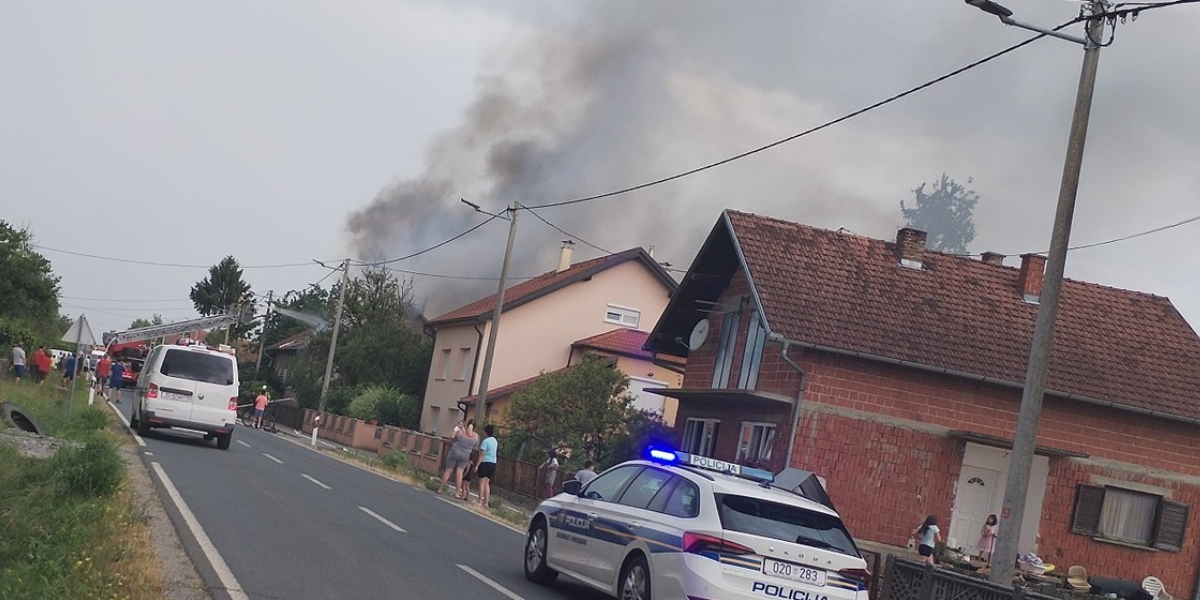 Gori obiteljska kuća nadomak grada, zatvorena cesta