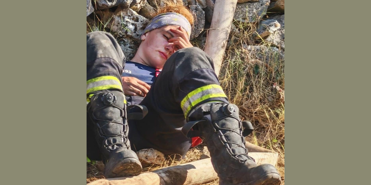 Ovo je naša heroina: Fotografija iscrpljene vatrogaskinje obišla je Hrvatsku