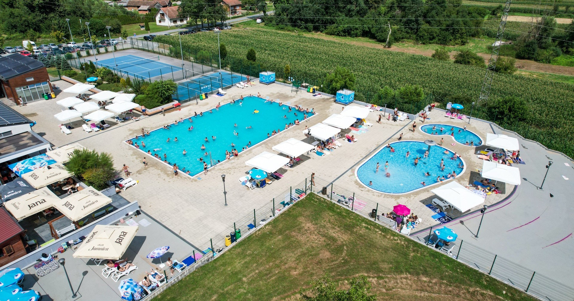 Na ovim bazenima ni loše vrijeme nije utjecalo na posjećenost, a stotinjak djece ovog je ljeta naučilo plivati