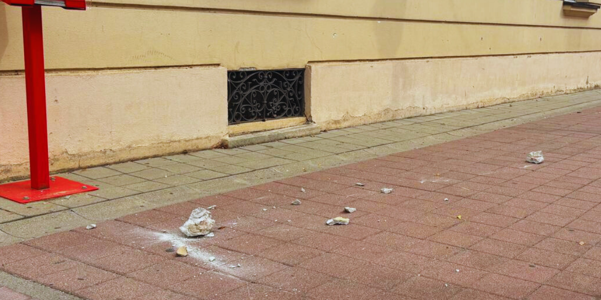 Za dlaku izbjegnuta nesreća! Sa stare zgrade u centru grada pali komadi žbuke
