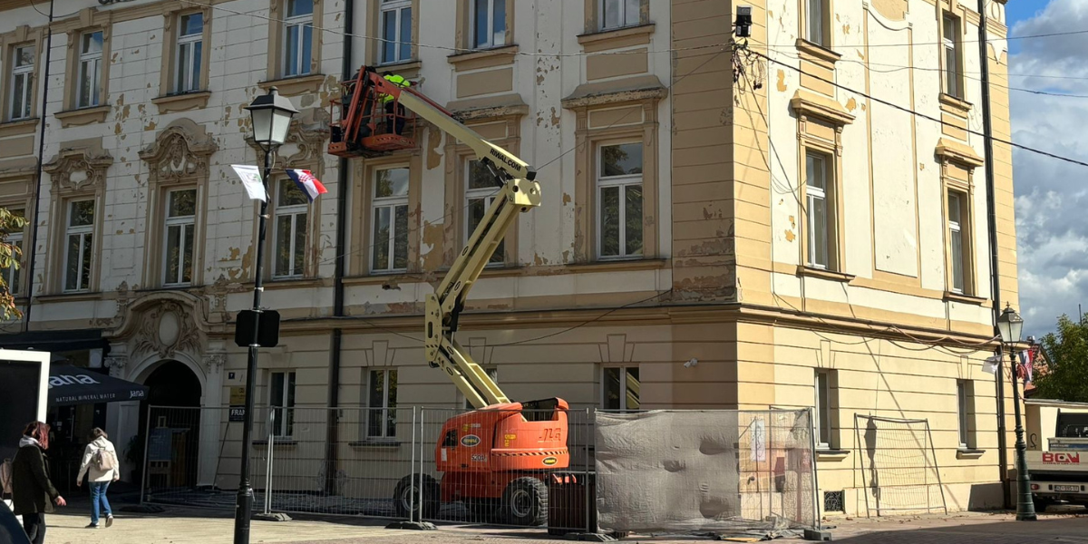 U tijeku radovi na fasadi čiji su se dijelovi ovih dana sasuli na korzo