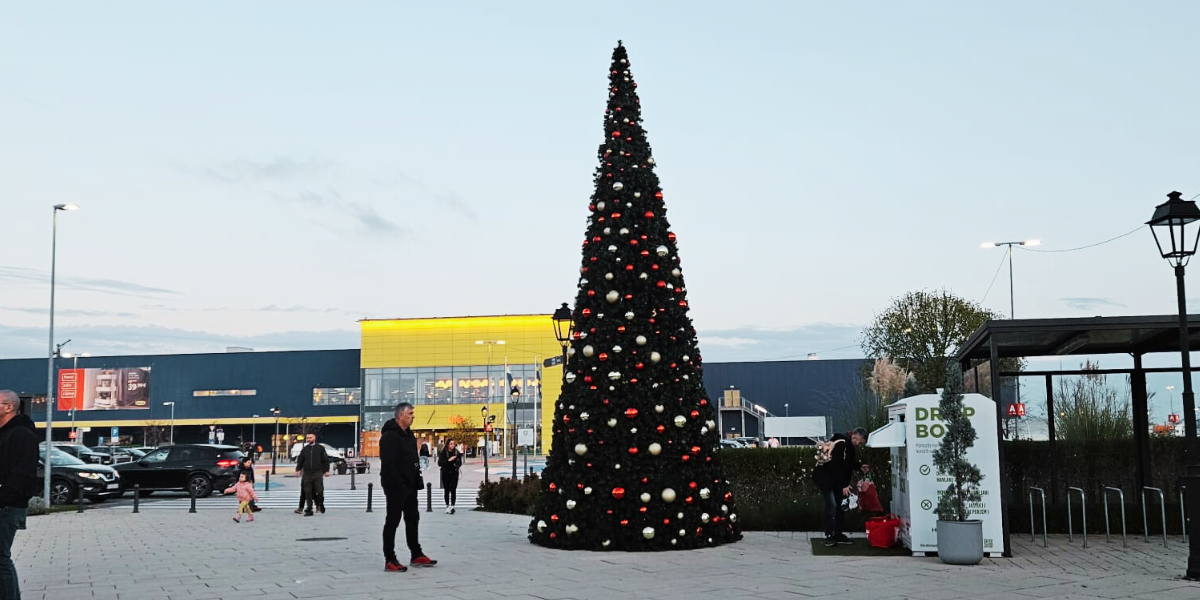Lampice zasjale, a vani 20 stupnjeva: Pogledajte gdje je već postavljeno božićno drvce