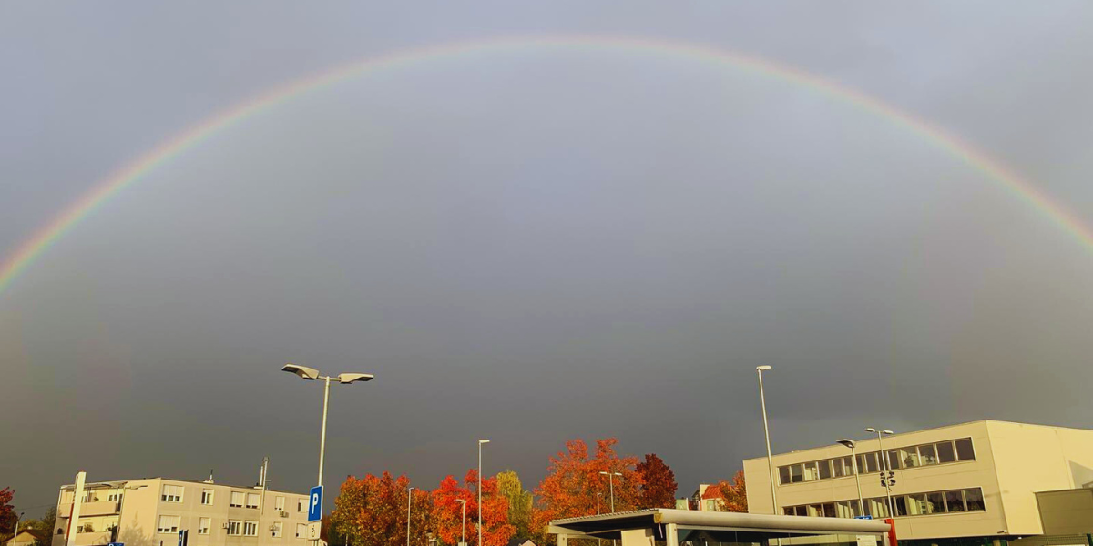 Neočekivano čudo na nebu iznad grada, pogledajte ovu zapanjujuću dugu!