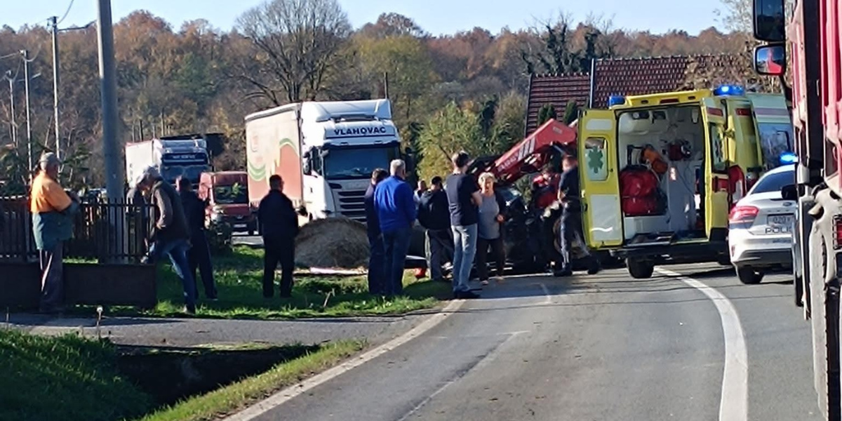 UPRAVO Sudar automobila i traktora, vozačica hitno prevezena u bolnicu
