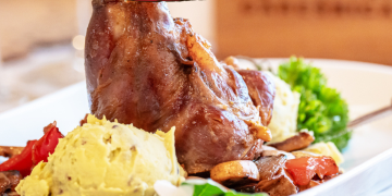 Bakina juha, janjeća koljenica, puretina punjena kestenom, buncek… sve to (i mnogo više) vas čeka u našim restoranima, znamo i cijene