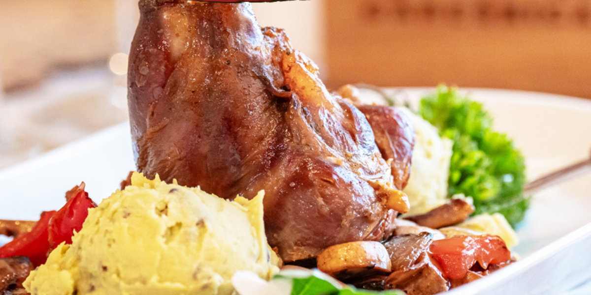 Bakina juha, janjeća koljenica, puretina punjena kestenom, buncek... sve to (i mnogo više) vas čeka u našim restoranima, znamo i cijene