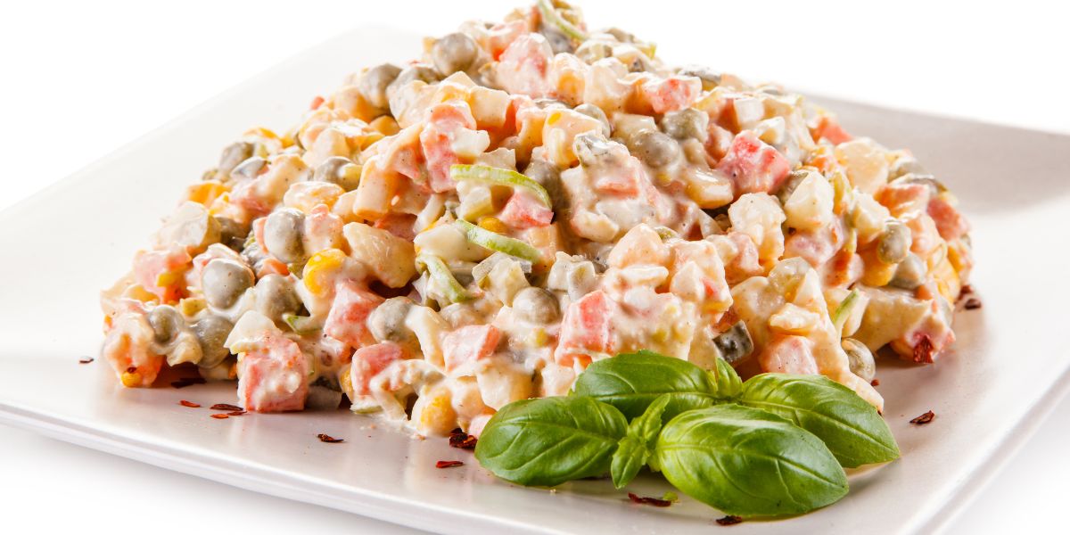 Francuska salata ne mora biti teška, možete ju napraviti i u laganijoj, zdravijoj verziji