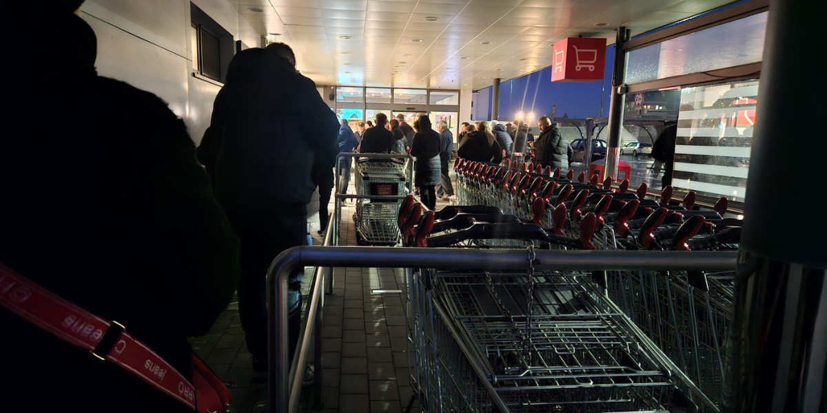 Građani već prije sedam ujutro pohrlili u kupovinu u trgovačke centre