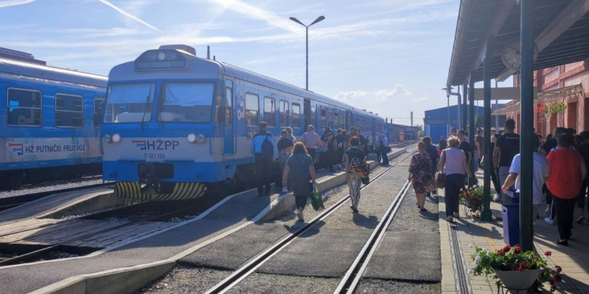 Ovaj vlak vozi samo jednom godišnje, a vodi na spektakl godine
