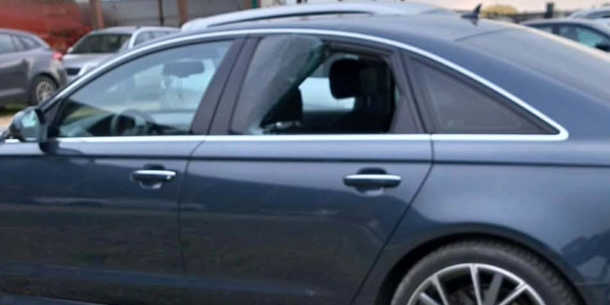 Šok na sajmu: Razbijen auto usred dana, ukrao torbicu punu dokumenata!