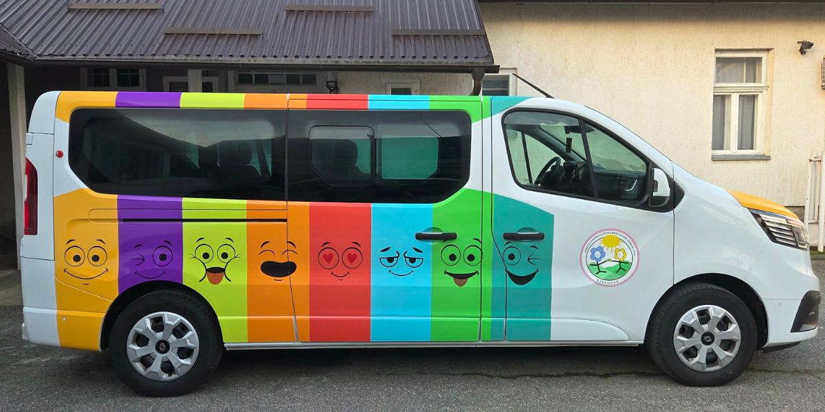 Jeste li vidjeli najveseliji kombi? Evo tko ga vozi
