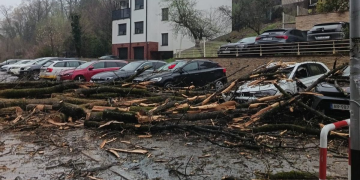 Apokalipsa u Zagrebu: Srušeno drveće uništilo automobile!