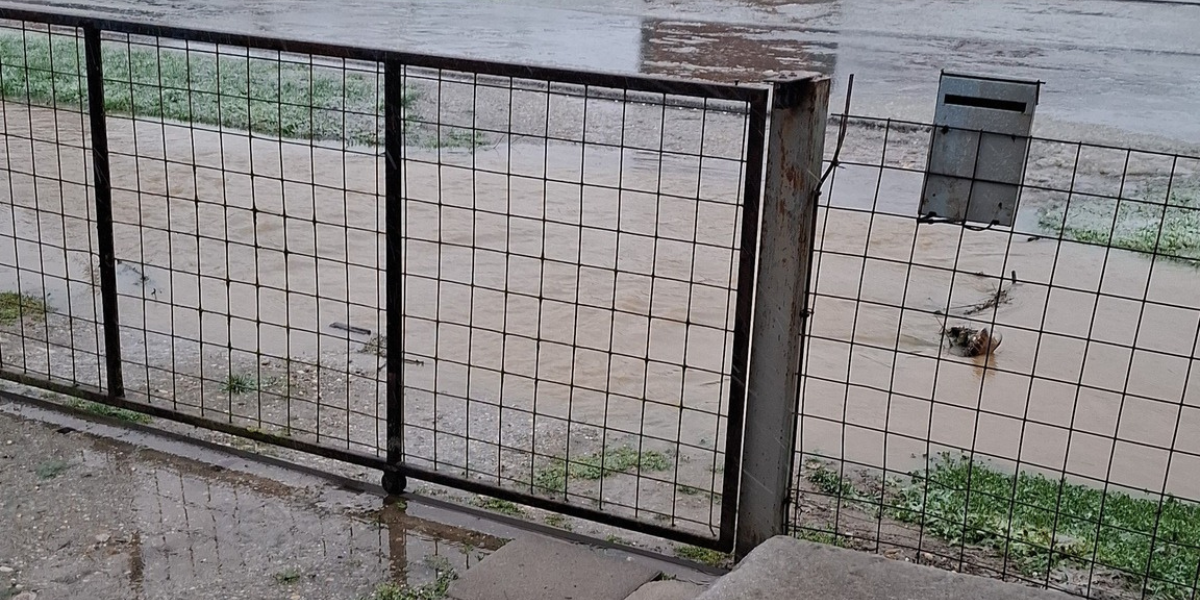 Poplavljene ceste zadržale djecu kod kuće: ‘Ne možemo ni iz dvorišta, cesta je pod vodom’
