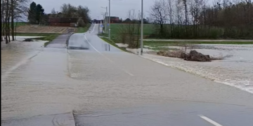 Voda presjekla cestu, vozačima se savjetuje izbjegavanje ovog pravca