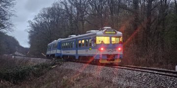 [FOTO] Vlak krenuo iz Bjelovara pa skliznuo s tračnica, ima ozlijeđenih