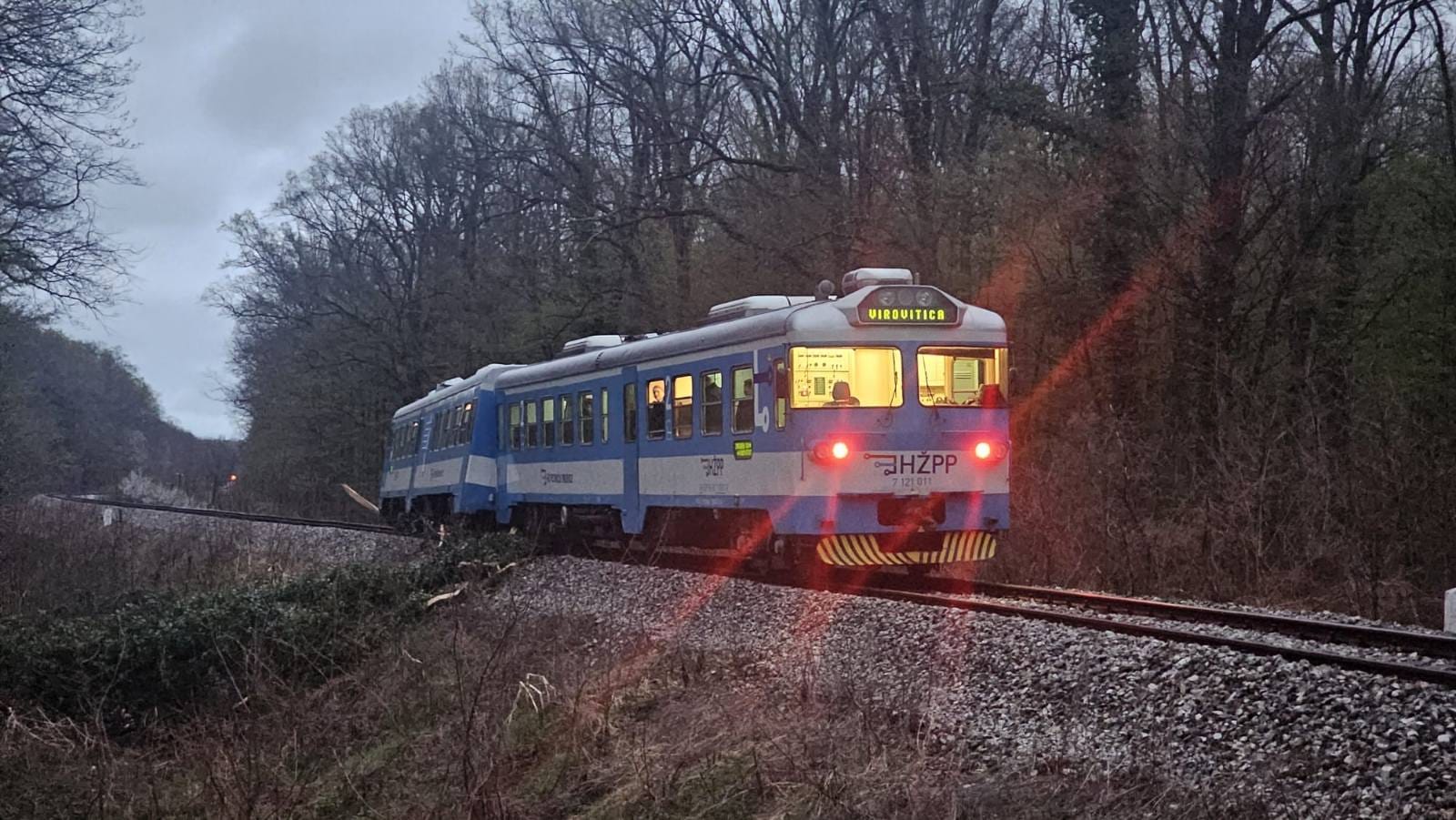 Ozlijeđeni putnik imao nesanice nakon što je vlak udario u kamion, HŽ mu mora platiti odštetu