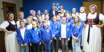 Pjesma se zaorila županijom, zapjevao i župan, pogledajte video