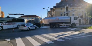 (FOTO) Prometna nesreća na Trgu Stanka Vraza: ima ozljeđenih!