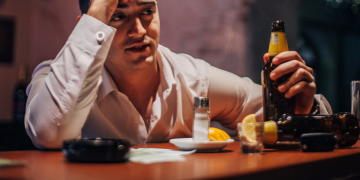 Popio koju čašicu više, uznemiravao goste pa potpuno gol istrčao na ulicu