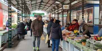[FOTO] Gradska tržnica navukla uskrsno ruho, od pisanica do mladog luka