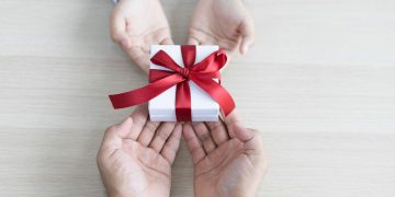 Od simbolične geste do ozbiljnog troška: Što se danas kupuje učiteljima i profesorima?