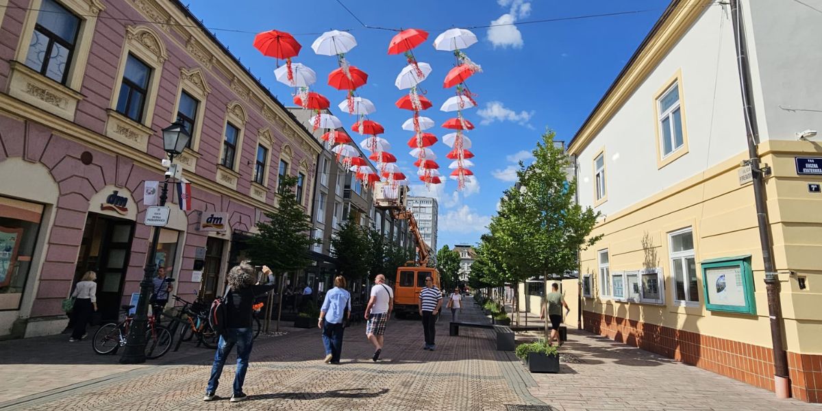U centar stigli crveno-bijeli kišobrani, razlog je fenomenalan