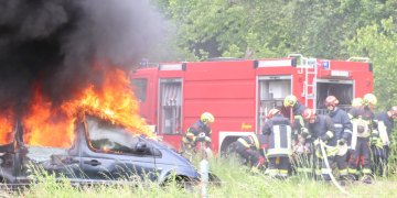 Dramatični prizori kod igrališta: Gorio automobil, spašavali ljude iz dima