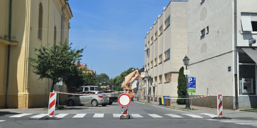 Zatvorena ulica u centru grada, nešto se posebno priprema