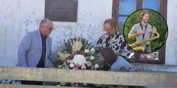 [FOTO/VIDEO]Slikarov unuk zasvirao saksofon na djedovom imendanu u rodnom selu