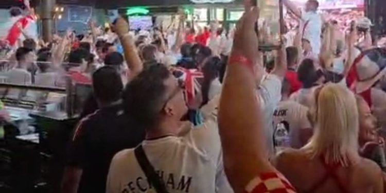 [VIDEO] LUDNICA U DALLASU!Hrvati i Englezi zajedno navijaju nekoliko sati prije velikog dvoboja