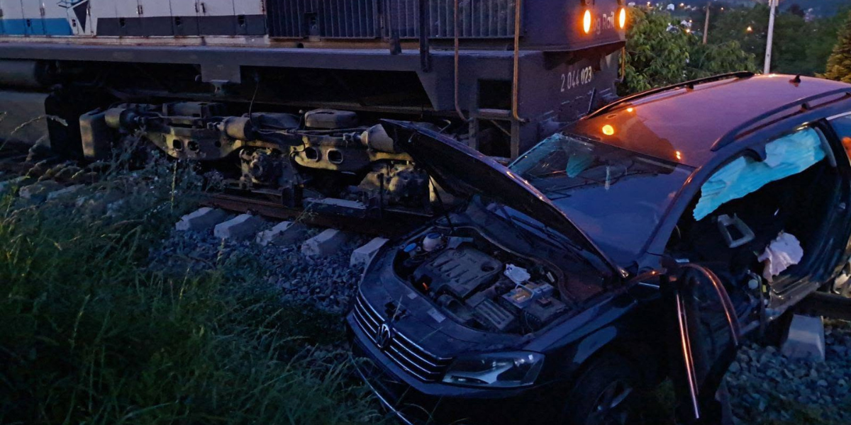 Automobil naletio na vlak, jedna osoba ozlijeđena